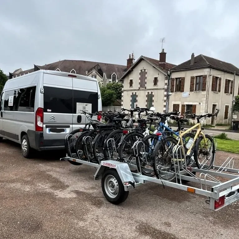 Minibus de la navette du Canal du Nivernais avec sa remorque chargée de vélos